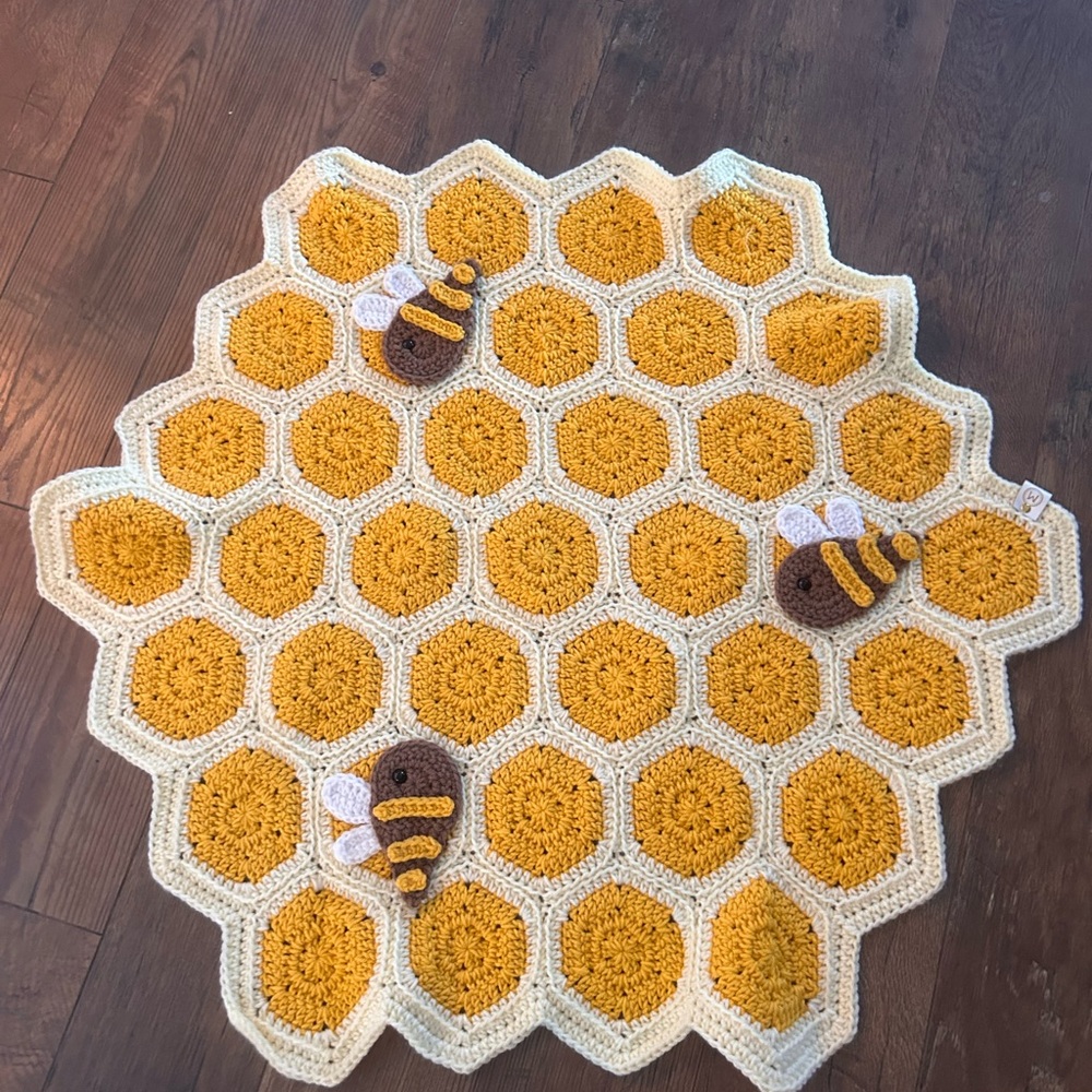 Bee crochet baby blanket